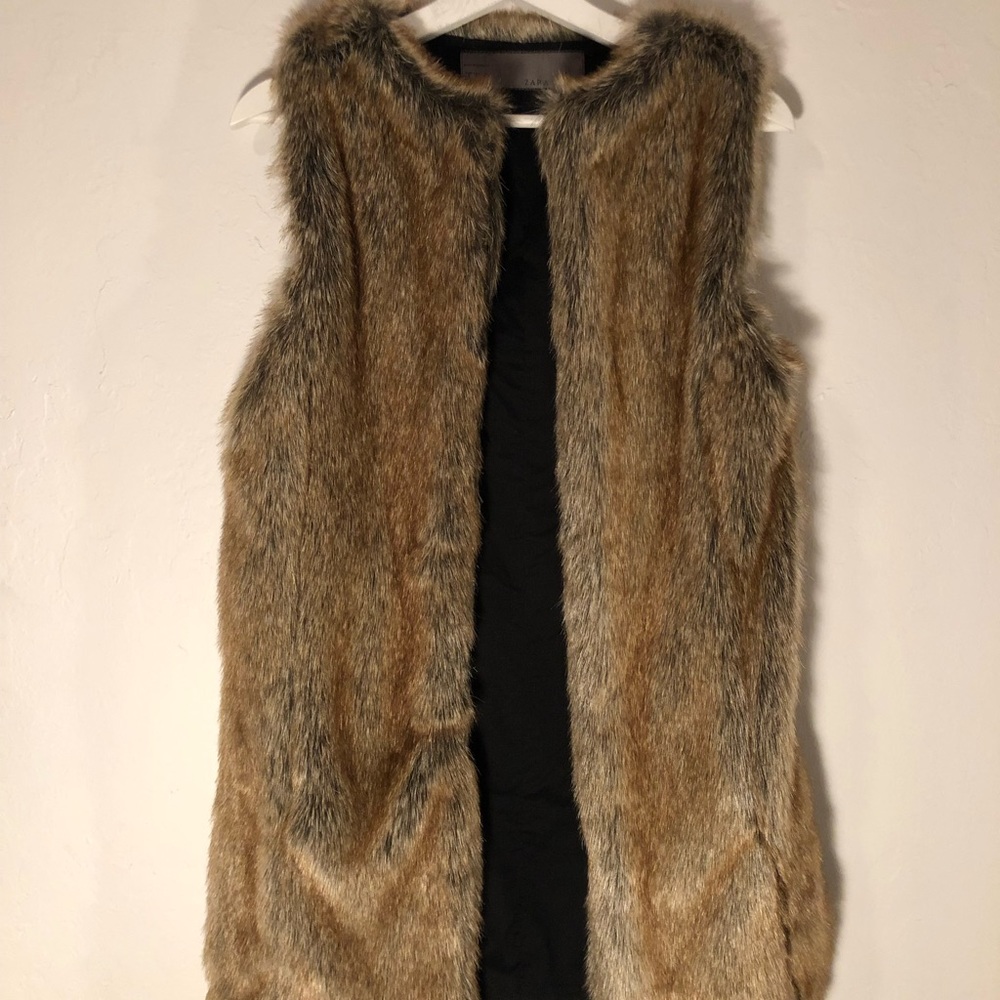 ZARA - faux fur vest - cozy, chic & high quality